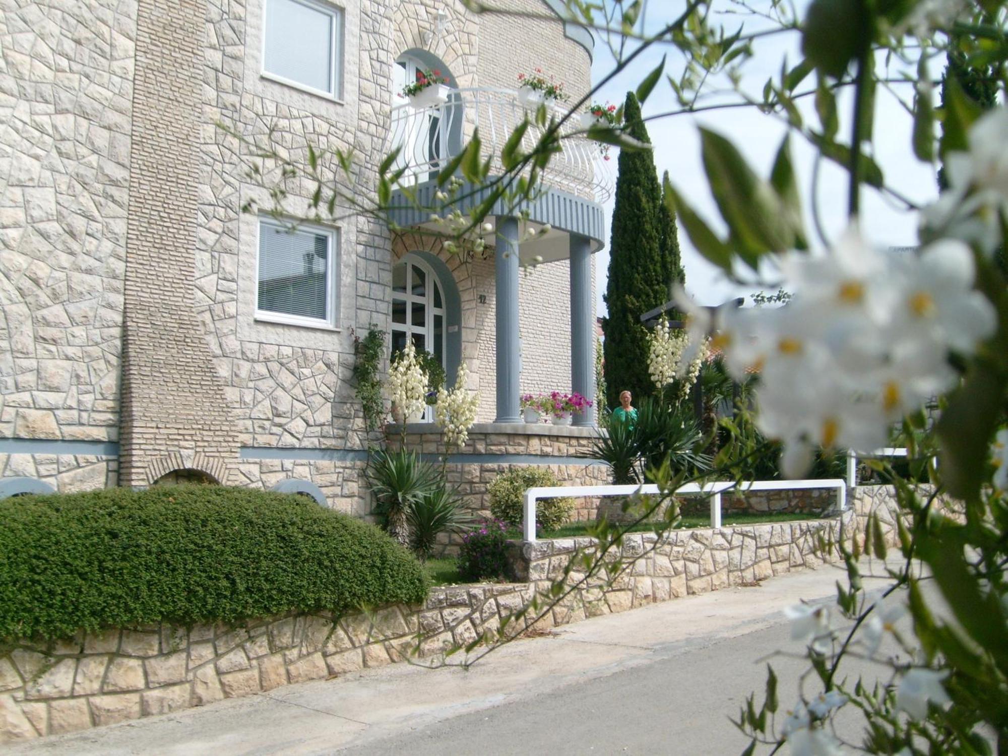 Apartments Ana - ロヴィニ エクステリア 写真