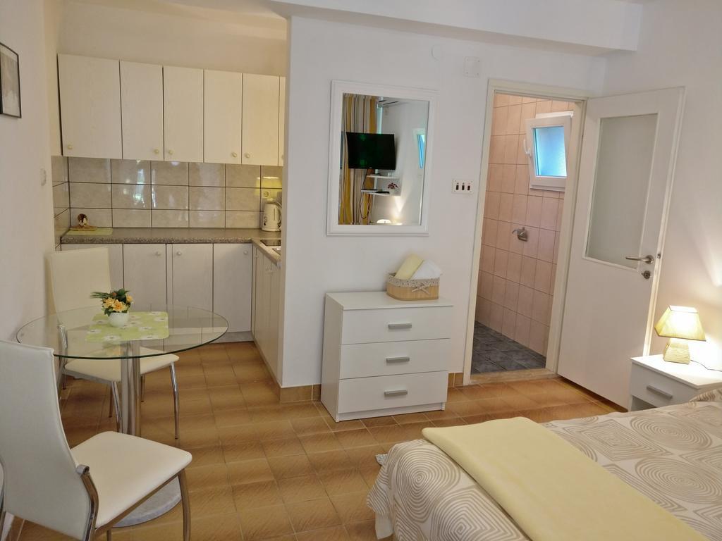 Apartments Ana - ロヴィニ エクステリア 写真