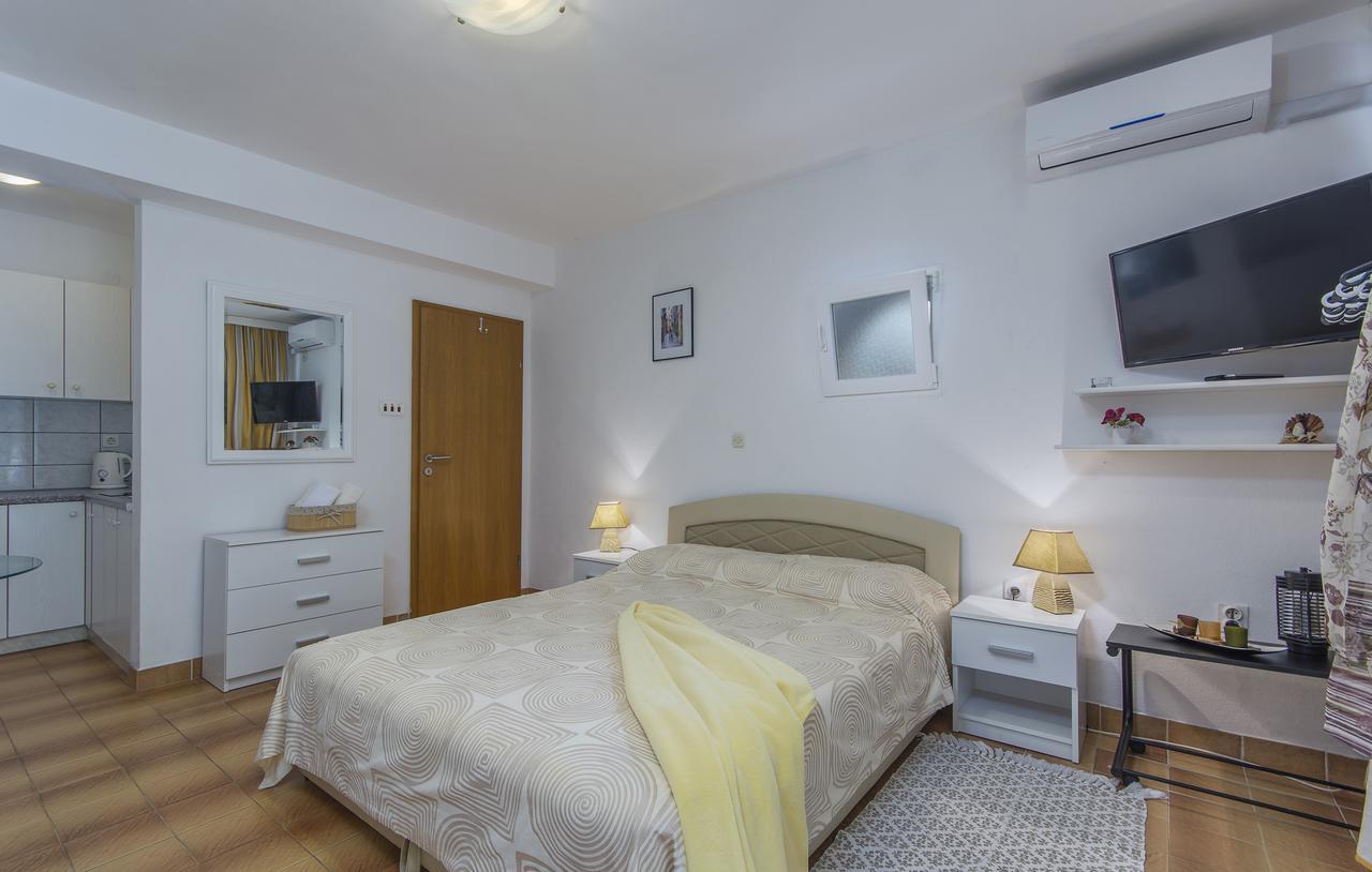 Apartments Ana - ロヴィニ エクステリア 写真