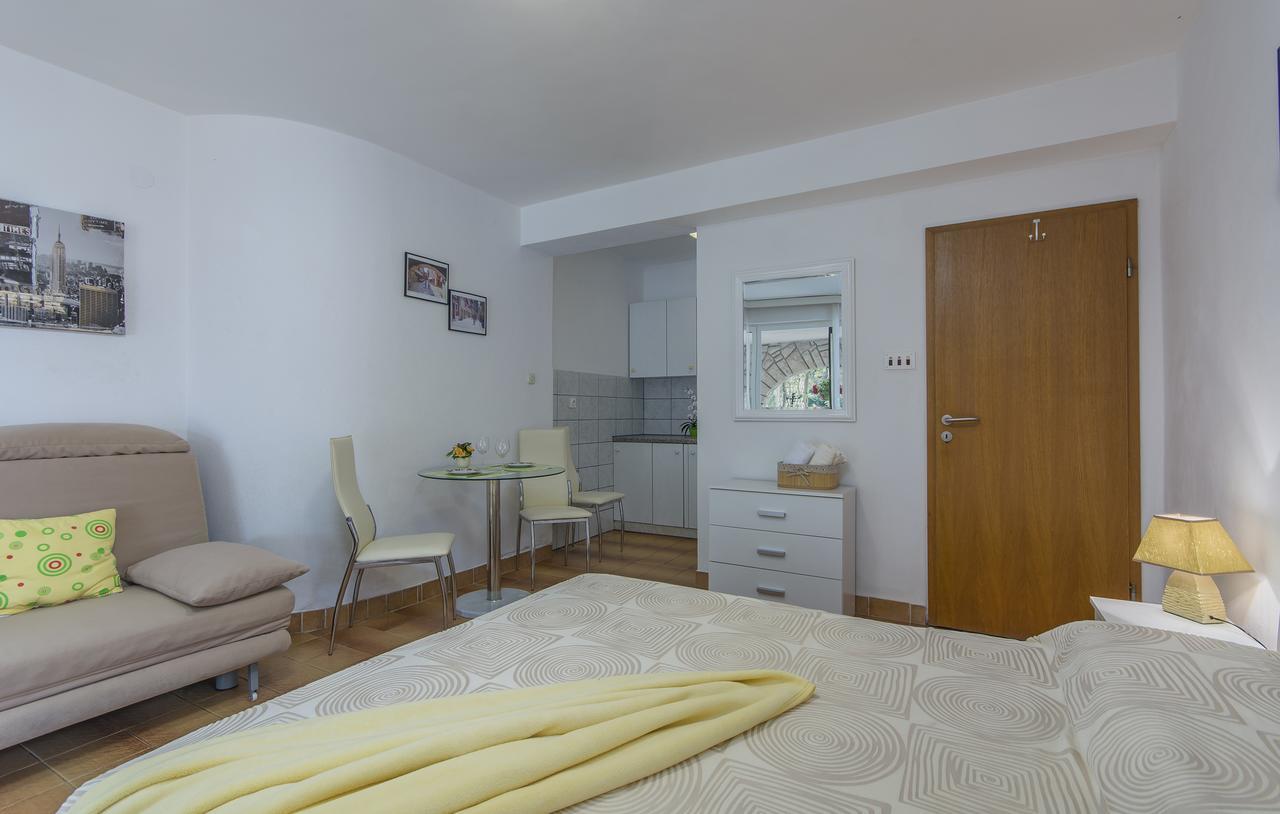 Apartments Ana - ロヴィニ エクステリア 写真
